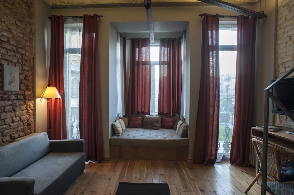 Peradays Hotel 30/48