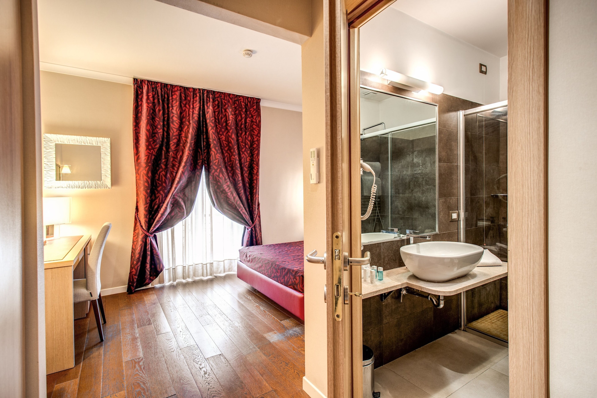 ROOM, SINGLE, KING BED