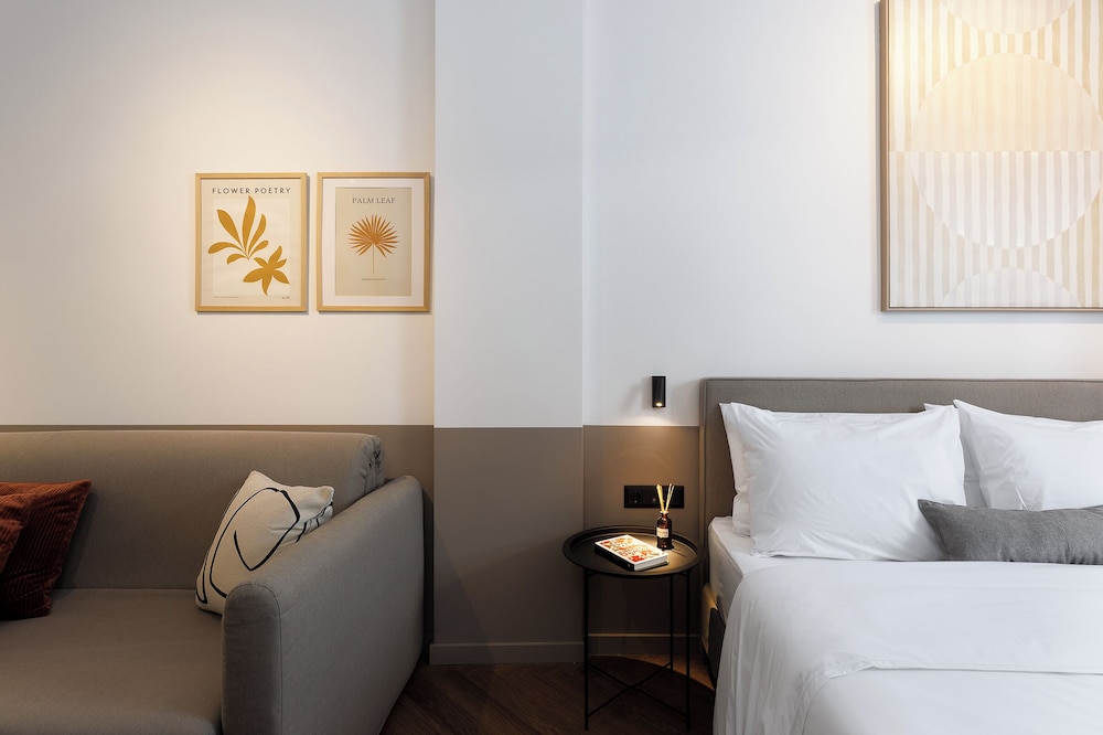 SUPERIOR, STUDIO, KITCHENETTE