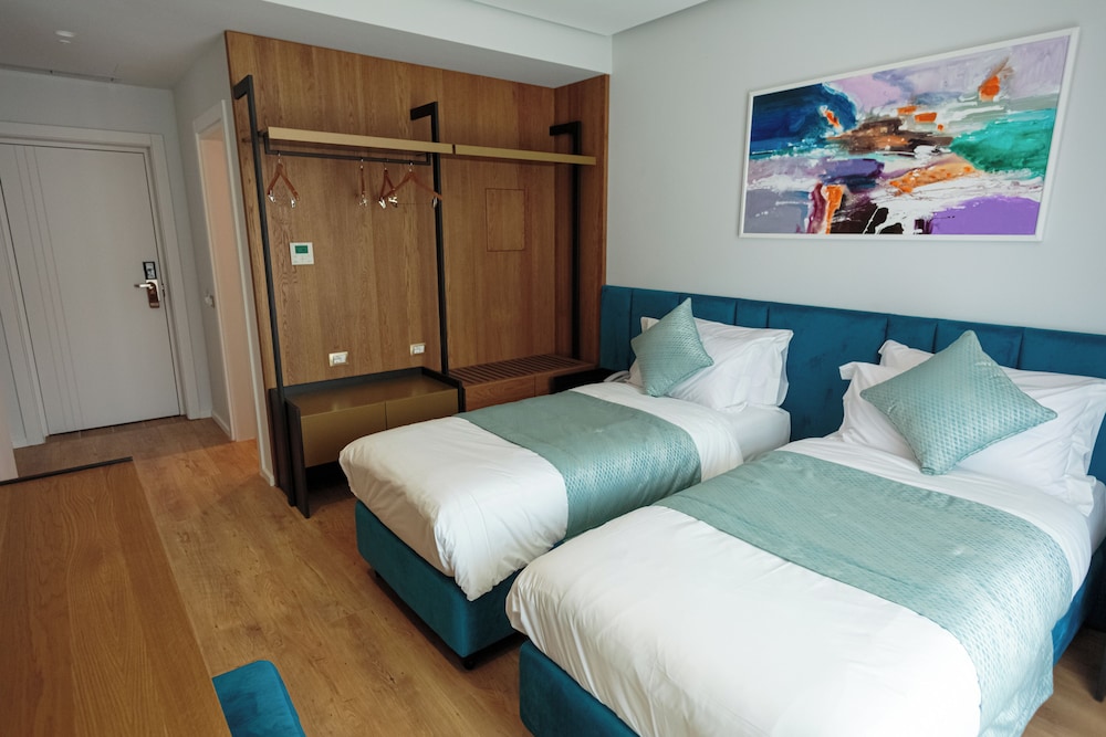 Room, Twin Beds, Mountain View, Ames Hotel & Spa 2/10