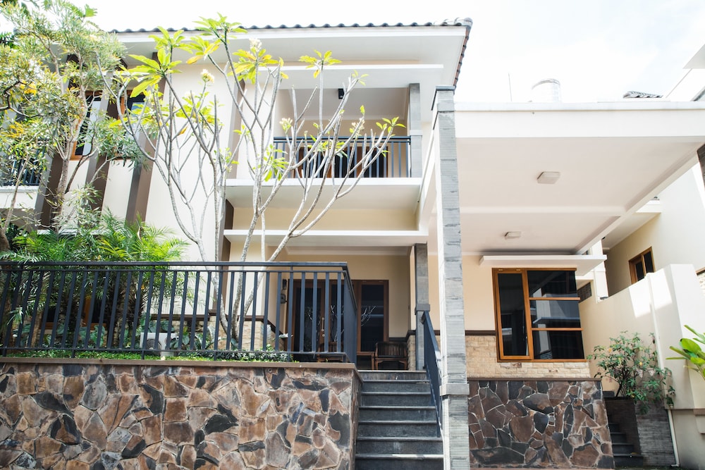 KULDESAK VILLAS BANDUNG 2/74