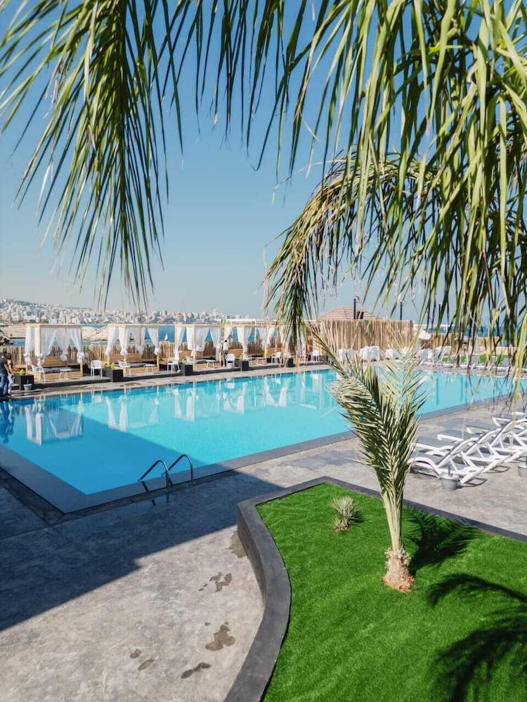 Middle Beach Hotel 45/49