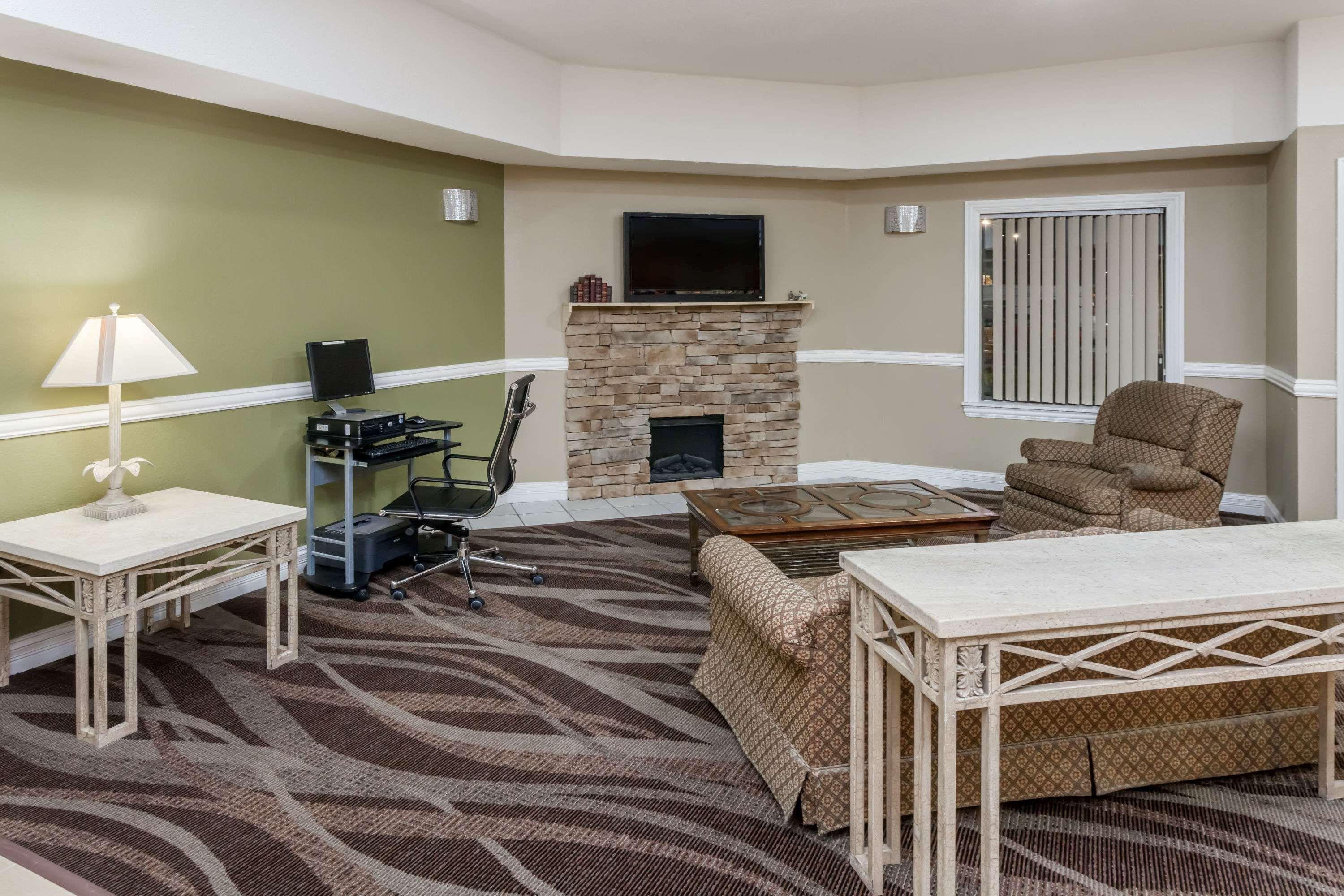 Super 8 by Wyndham Rochester IN 10/16