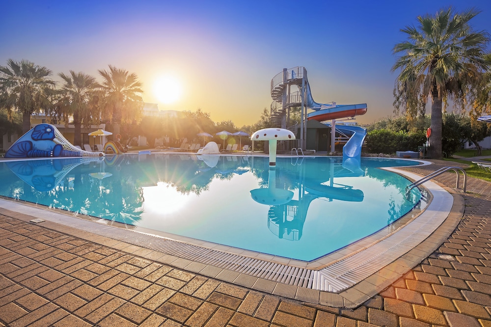 Alex Beach Hotel Bungalows 9/32