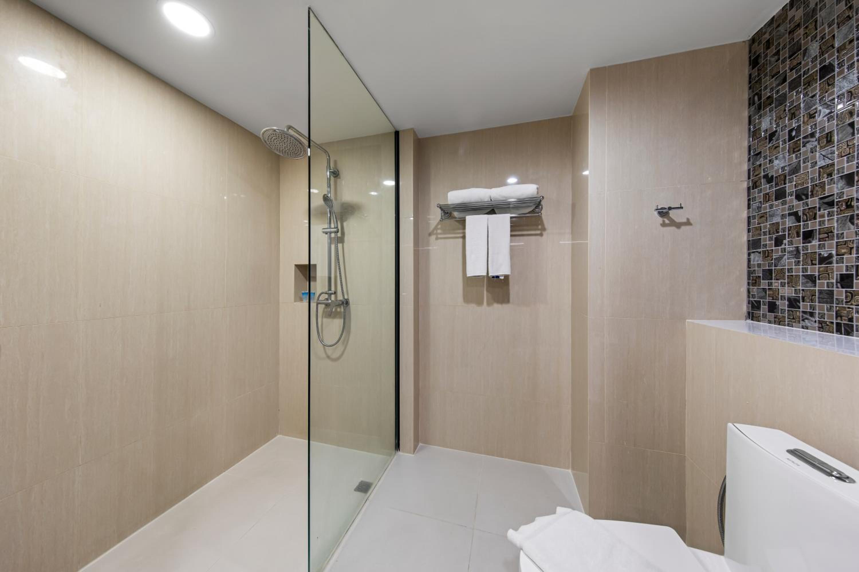 Pool Access، Mayaana Beach Resort - Formerly Golden Tulip Pattaya Beach Resort 8/10