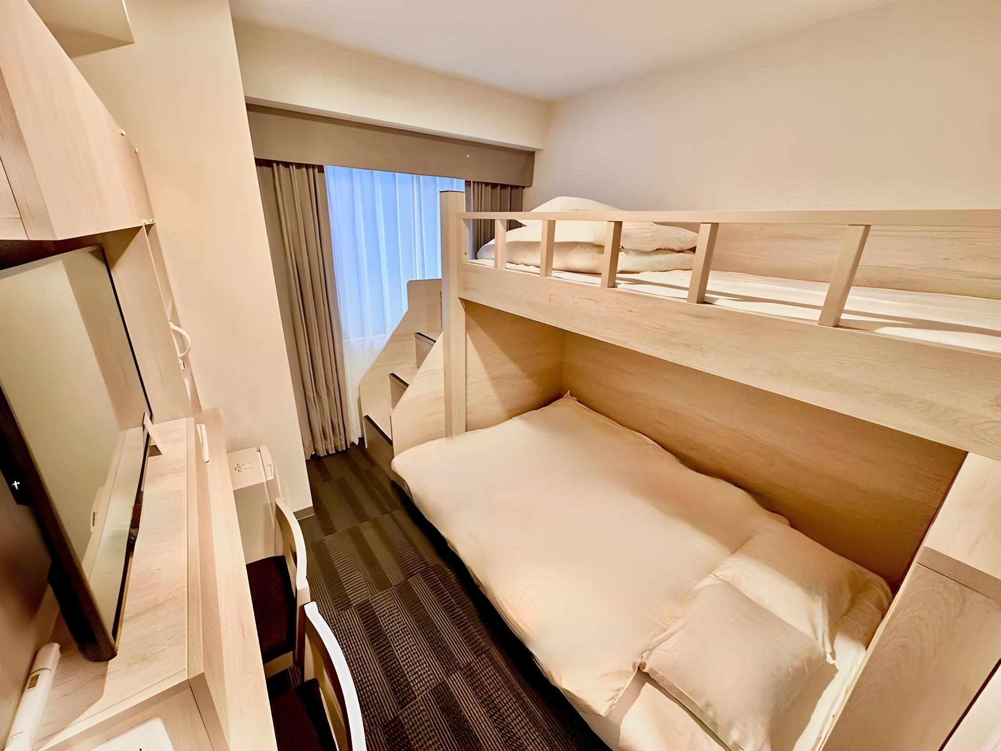 ROOM, LOFT BED