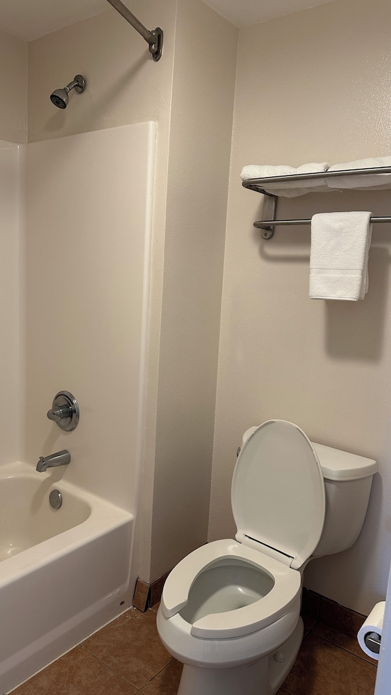 Carom Inn a Travelodge by Wyndham Denham Springs/Baton Rouge 31/33