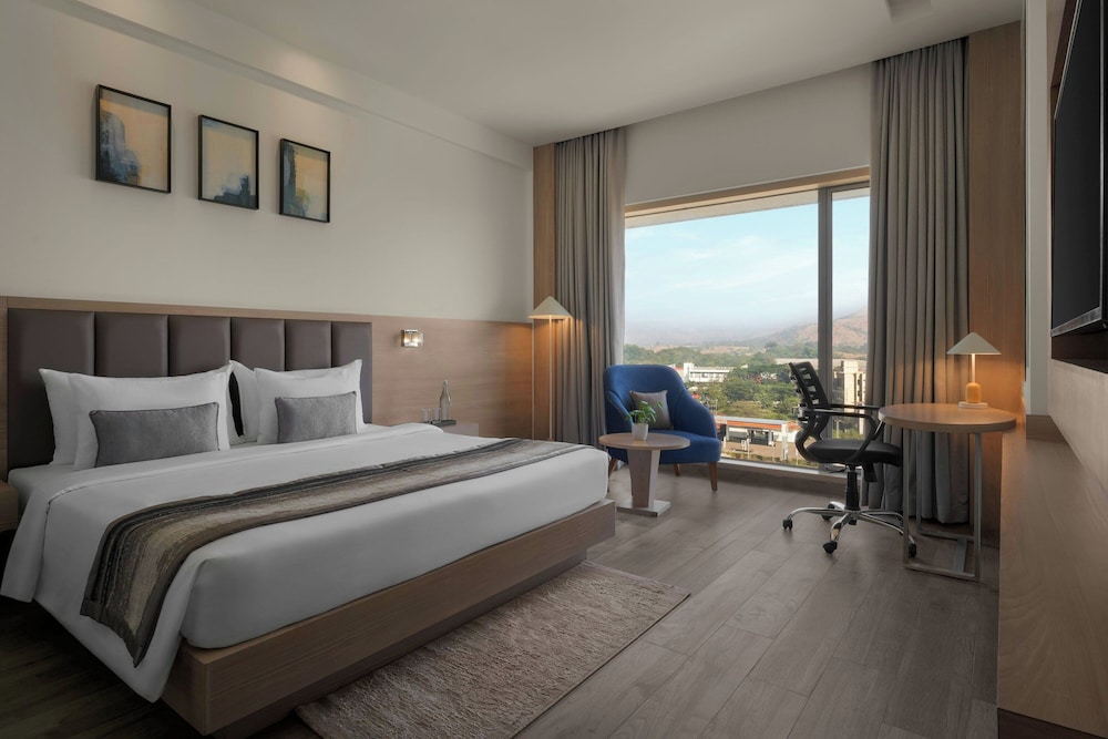 1 Bedroom, Suite, King Bed, Mountain View, Sofa