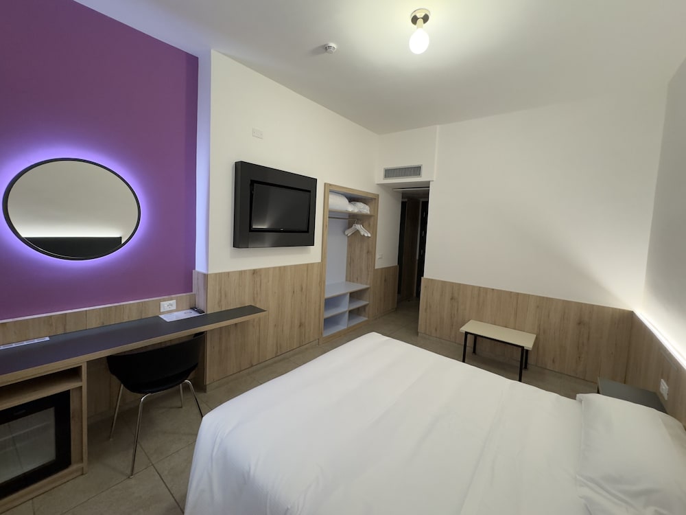 Hotel Holidays 25/54