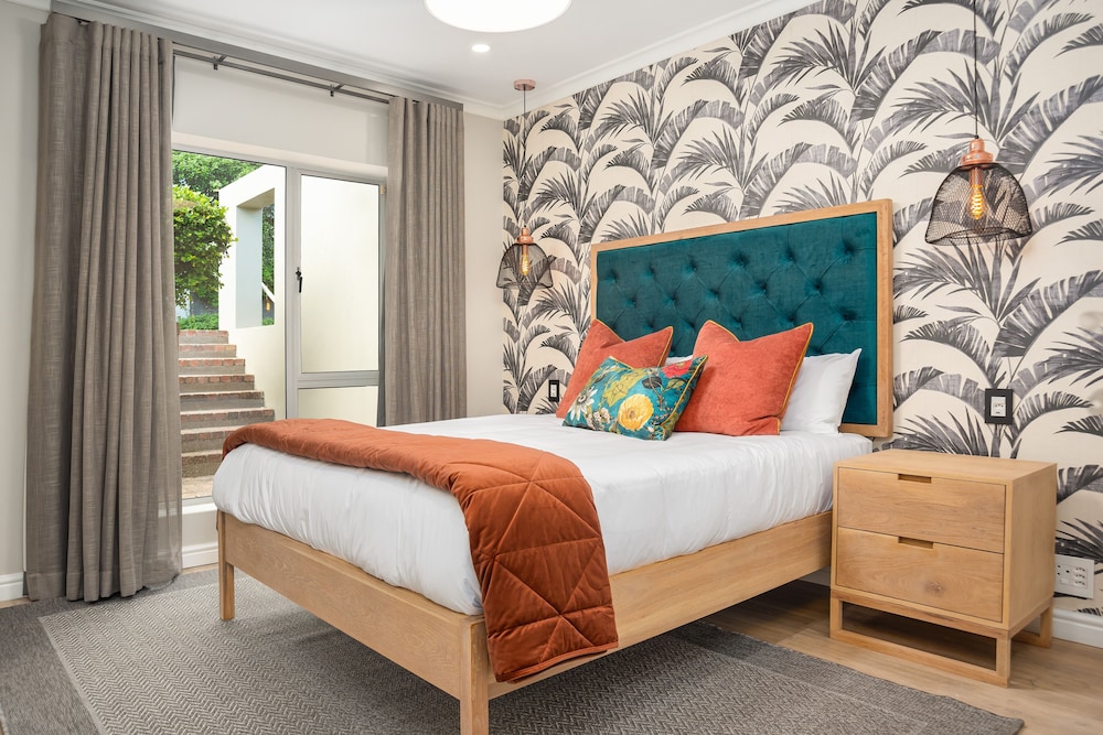 Dolphin Beach Hotel 34/76