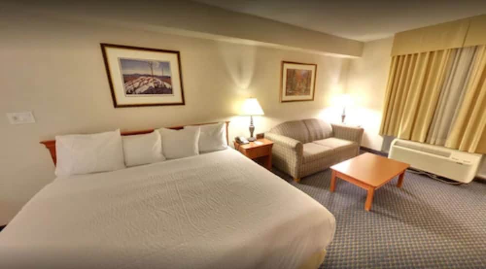 SUITE, KING BED, SOFA, JETTED TUB