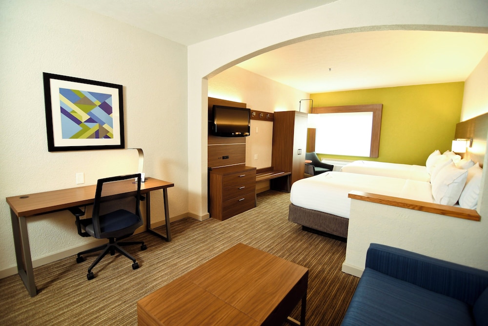 Feature, Suite, 2 Queen Beds، Holiday Inn Express Hotel And Suites Port Clinton Catawba Island 6/8
