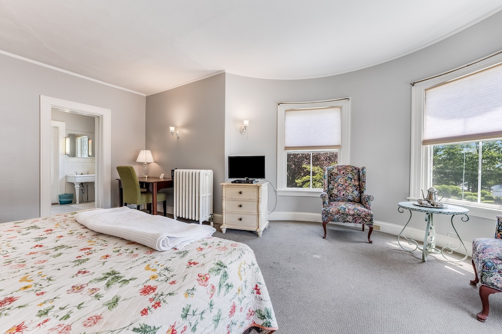 Castle Manor Inn 24/42