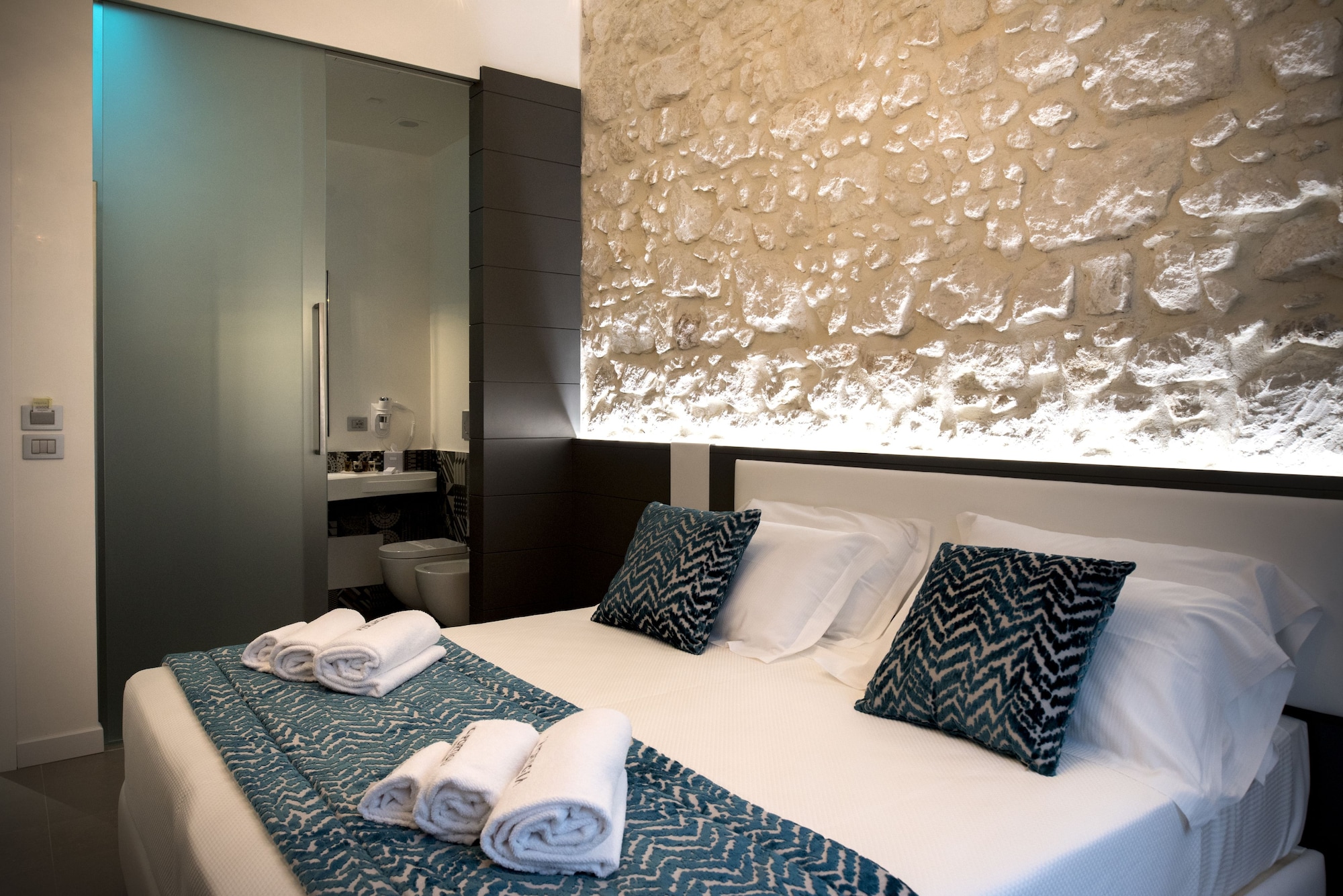 SUPERIOR, KING BED