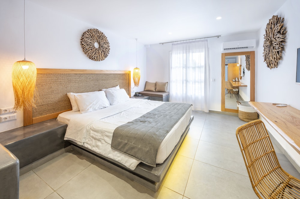 JUNIOR SUITE, SHARED POOL