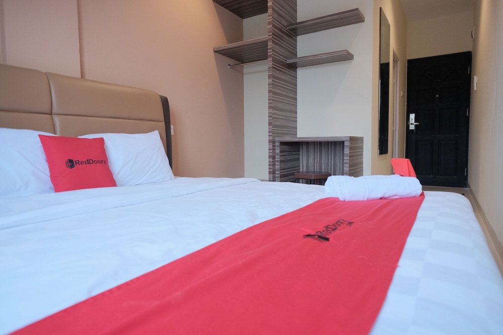 RedDoorz Plus near Ferry Terminal Batam Center 10/23