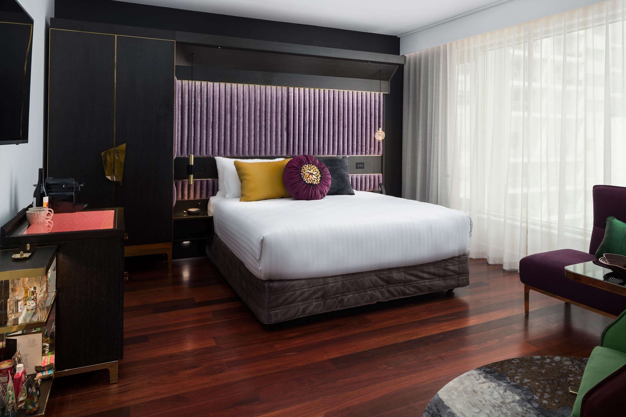 Qt, Executive, King Bed