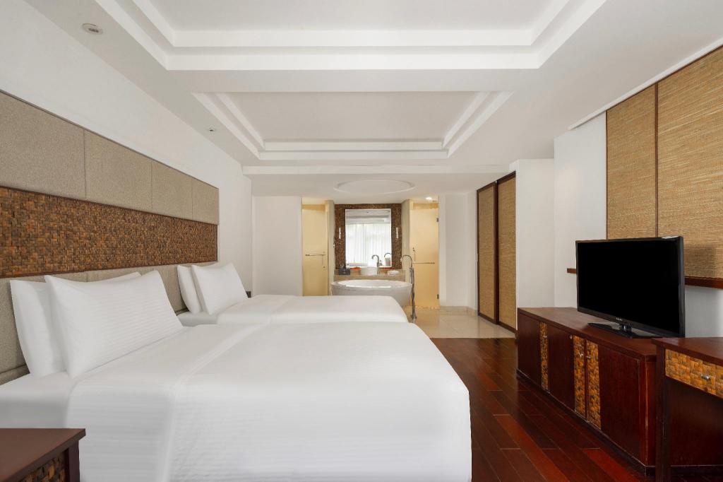 DELUXE, TWIN BEDS, POOL VIEW