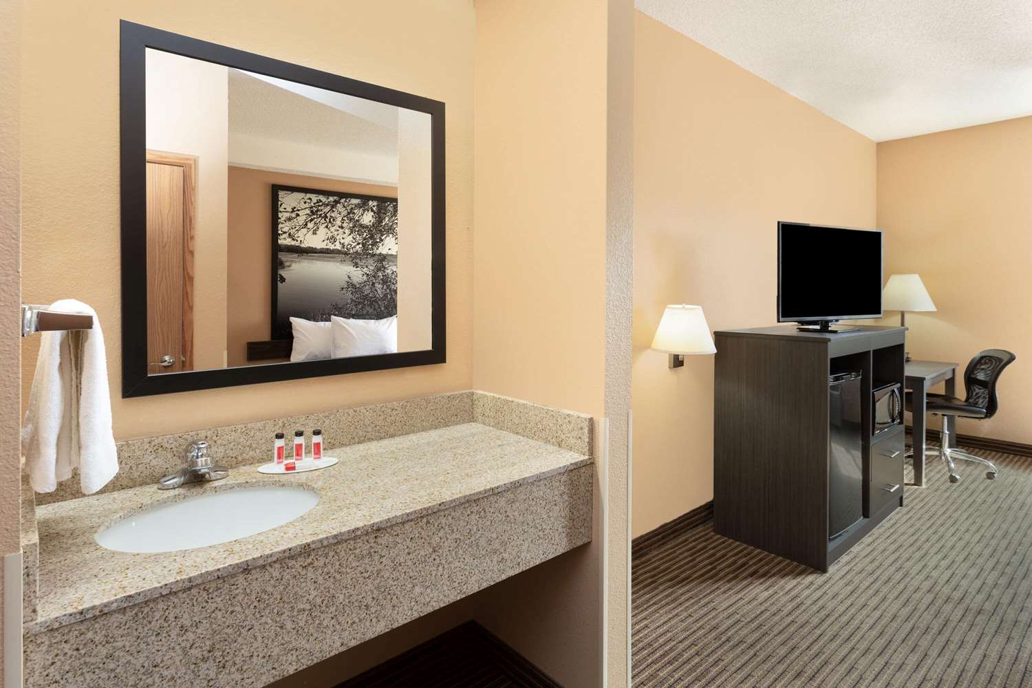 Super 8 By Wyndham Fort Dodge Ia 16/19