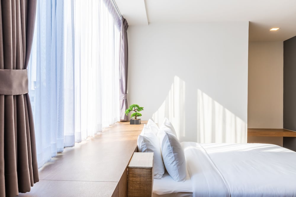 PREMIER, KING BED, CORNER