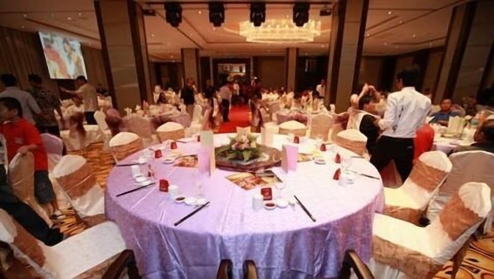 Crown Garden Hotel 24/33