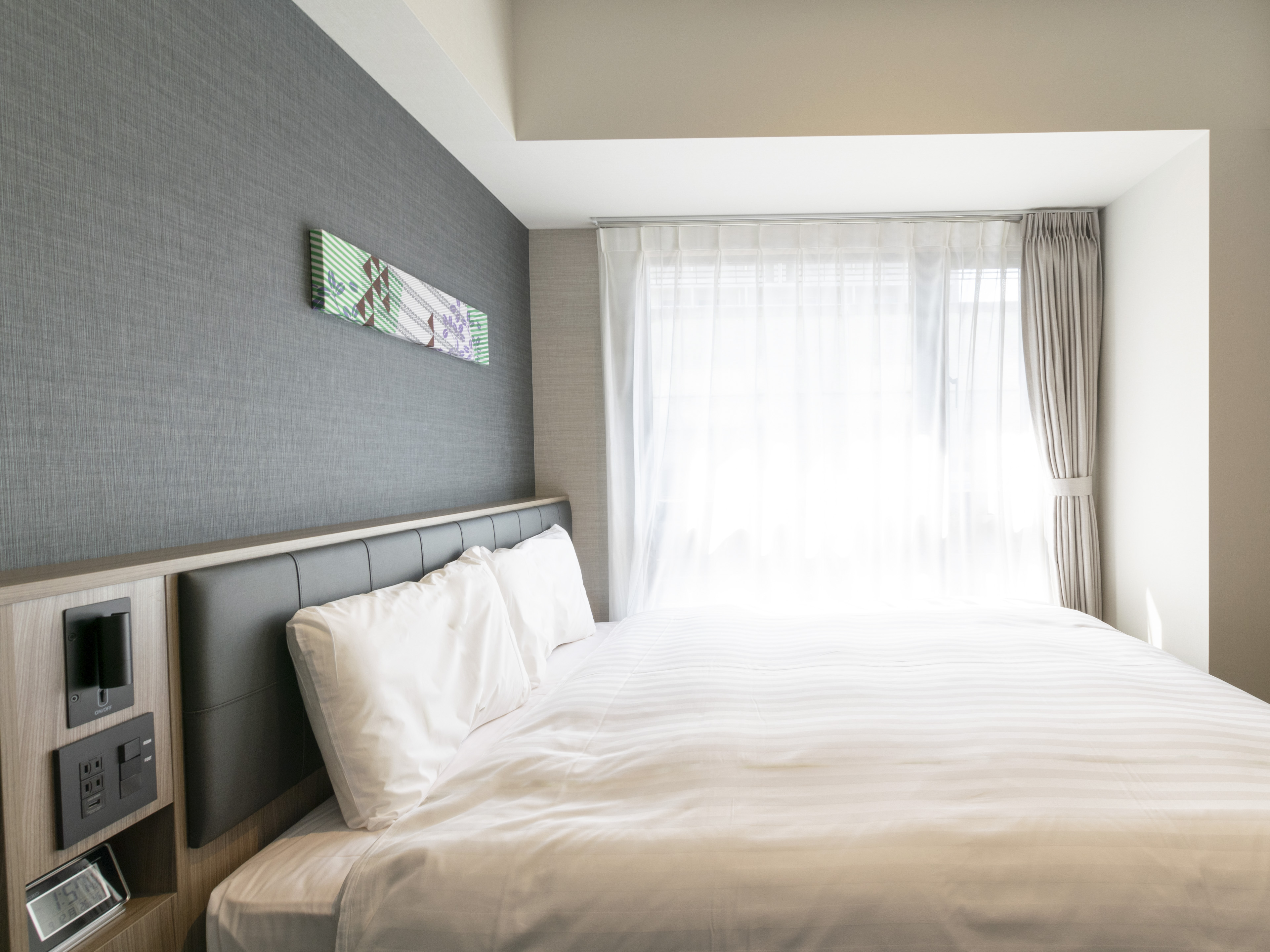 ROOM, QUEEN BED