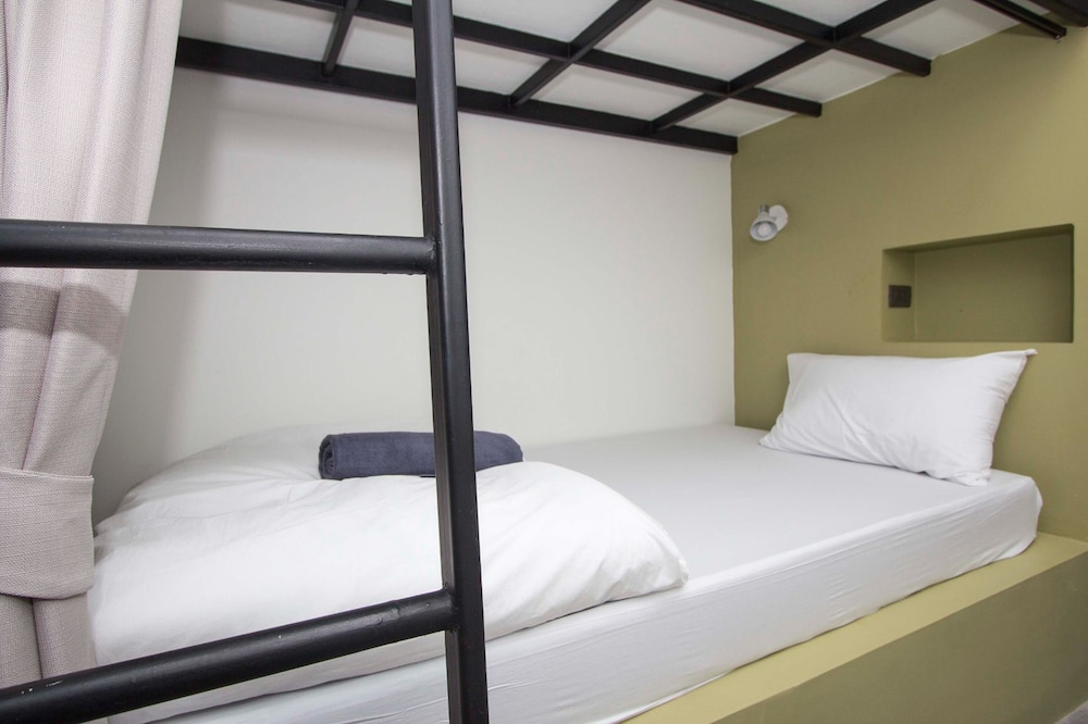 Female Dorm, 6 Beds, All Days Hostel 2/2