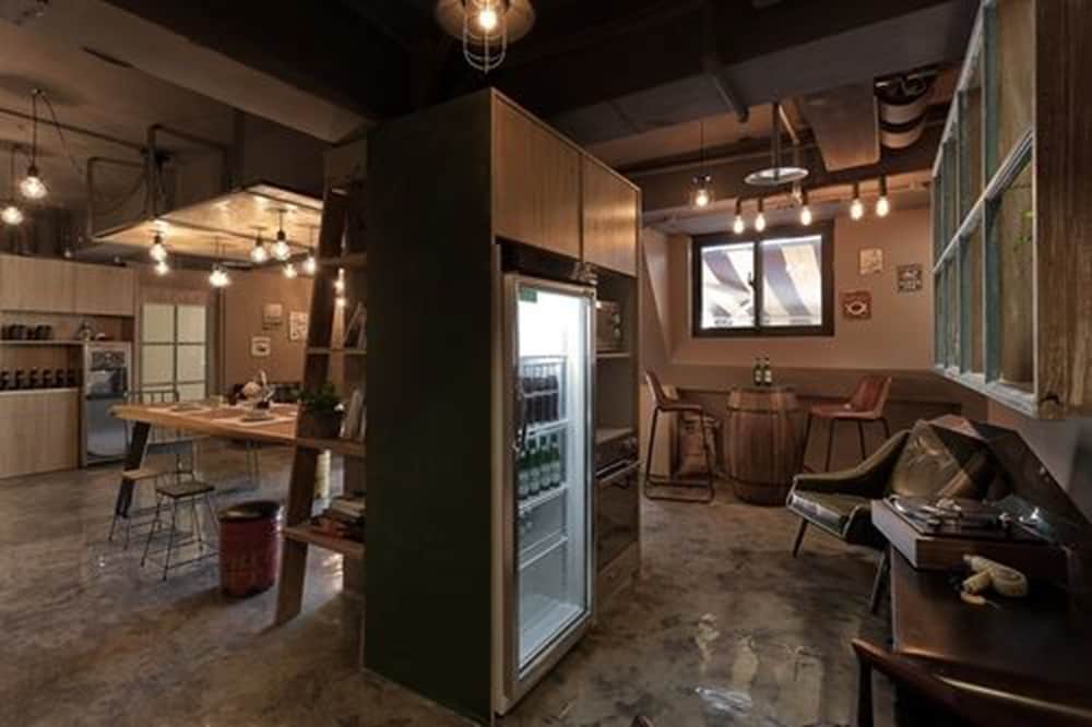 Ximen WOW Hostel 14/15