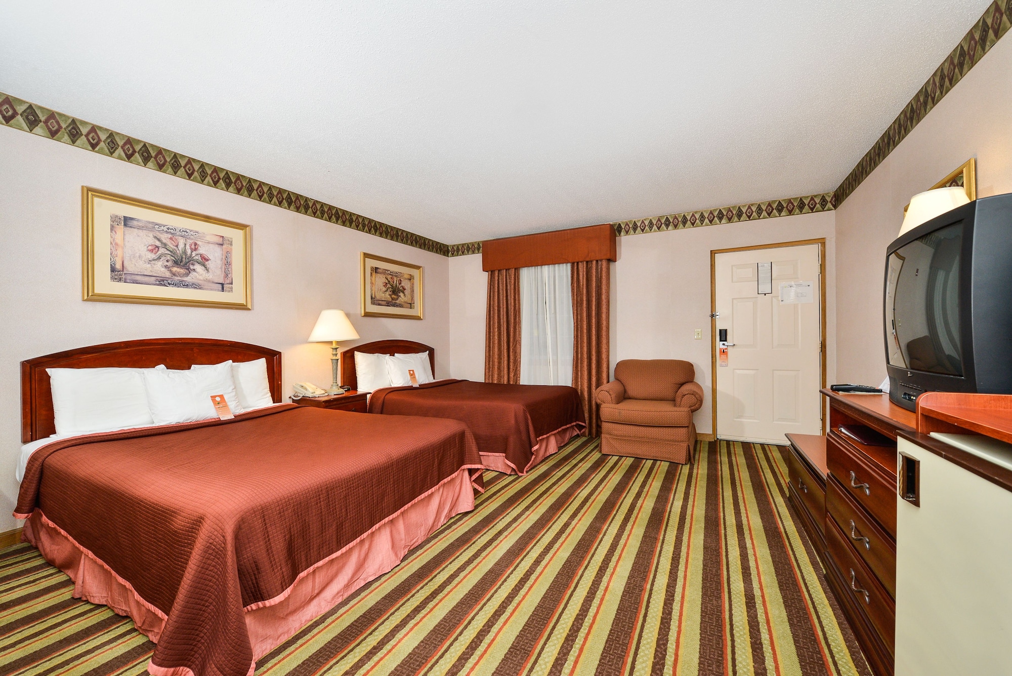 غرفة قياسية بسريرين كوين، Howard Johnson by Wyndham Lenox 5/8