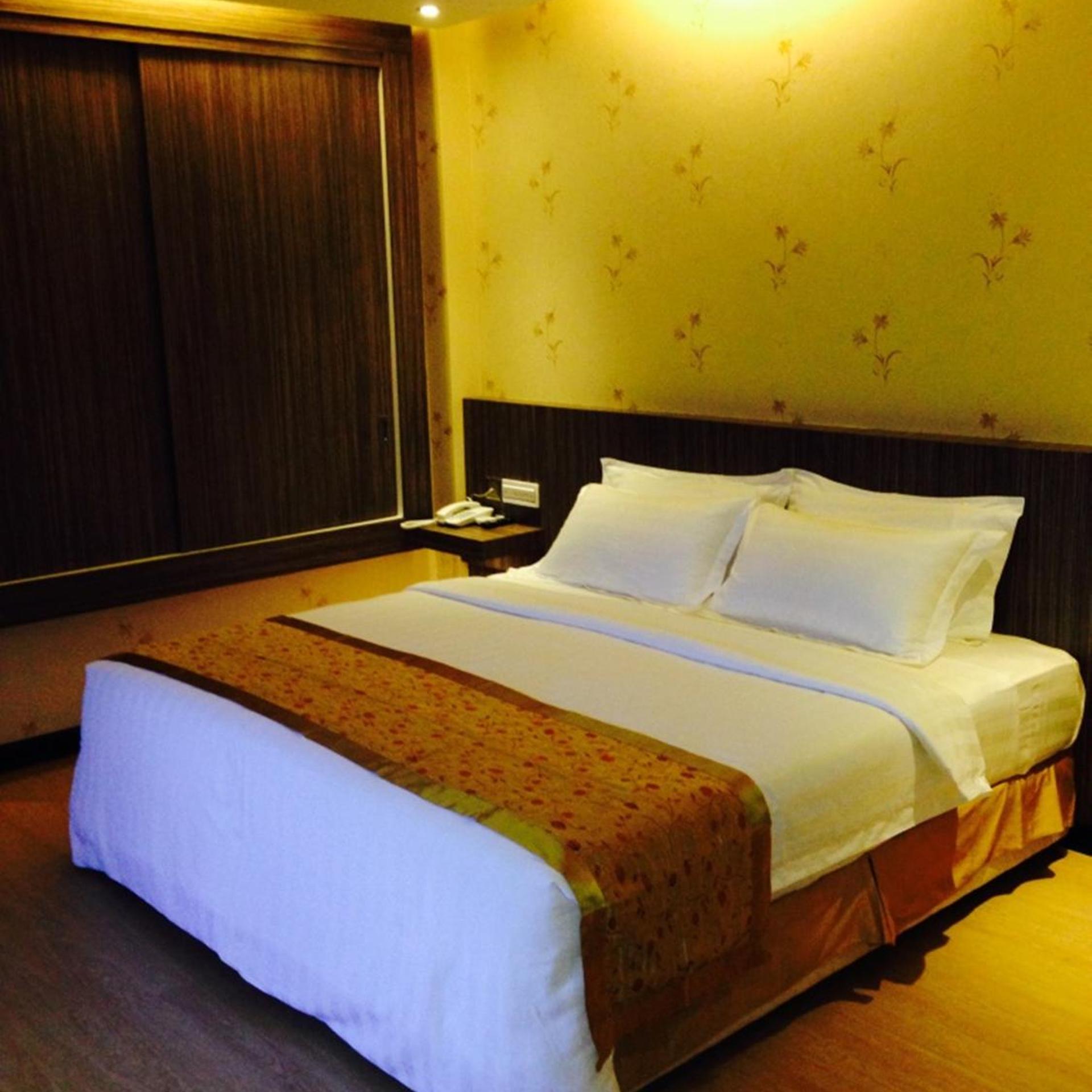 Deluxe, Queen Bed, No Window