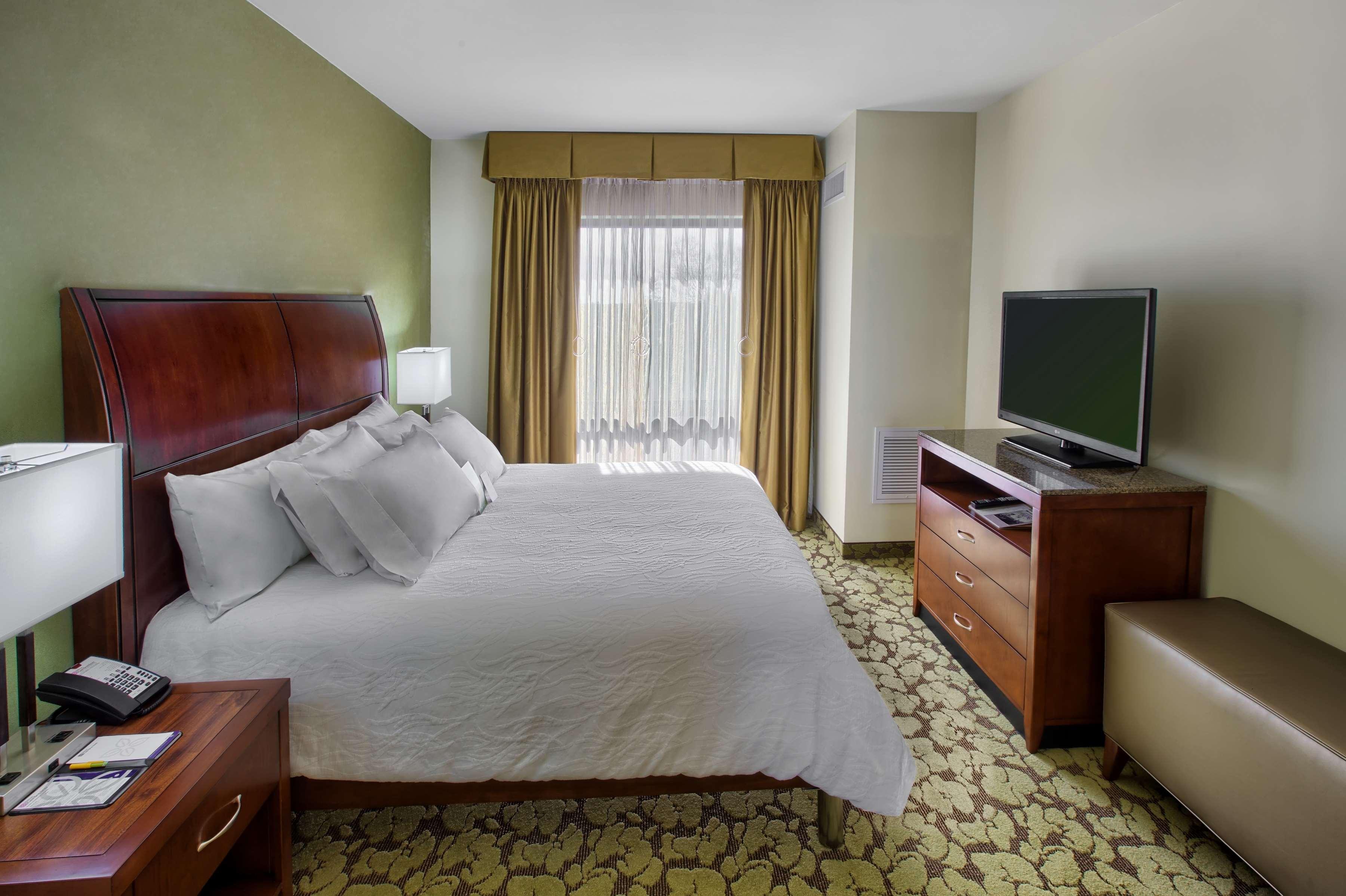 JUNIOR SUITE, KING BED, SOFA
