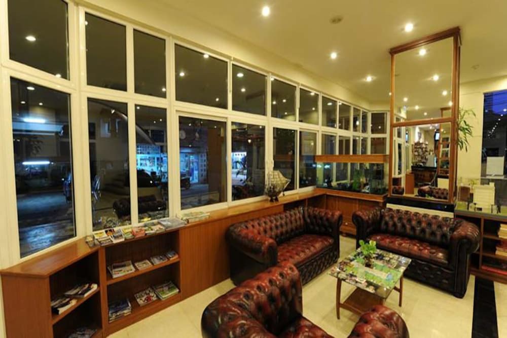 The Whitehouse Condotel 24/40