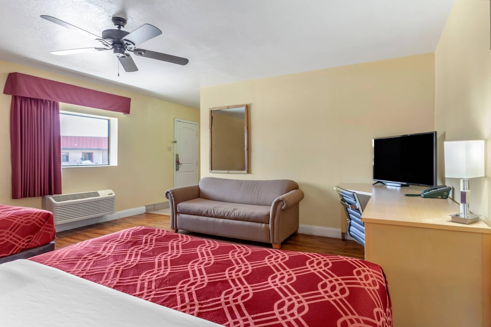 Econo Lodge Clovis 41/58