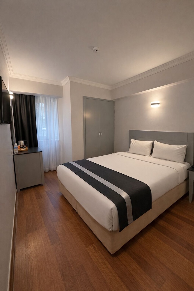 DELUXE, DOUBLE BED