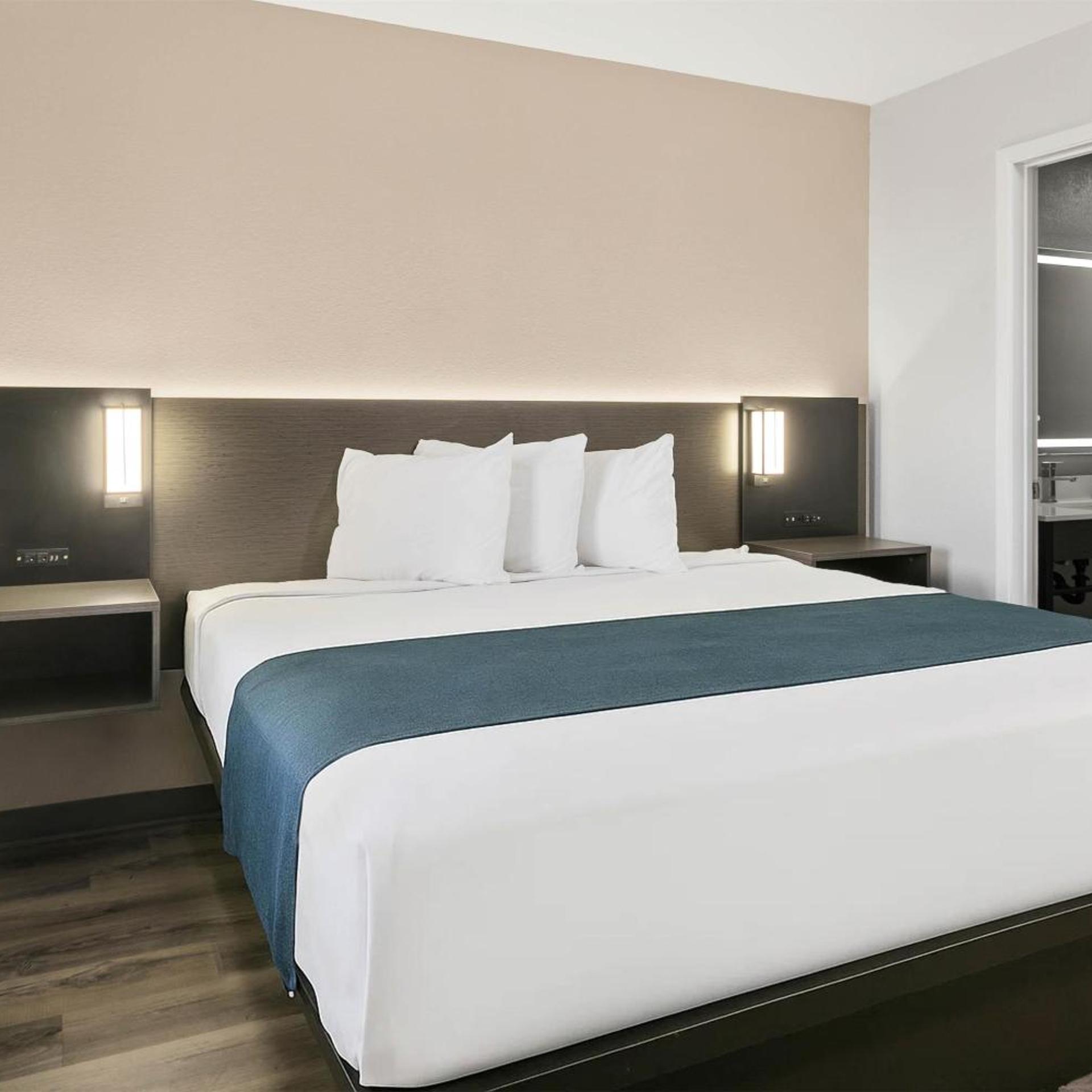ROOM, KING BED