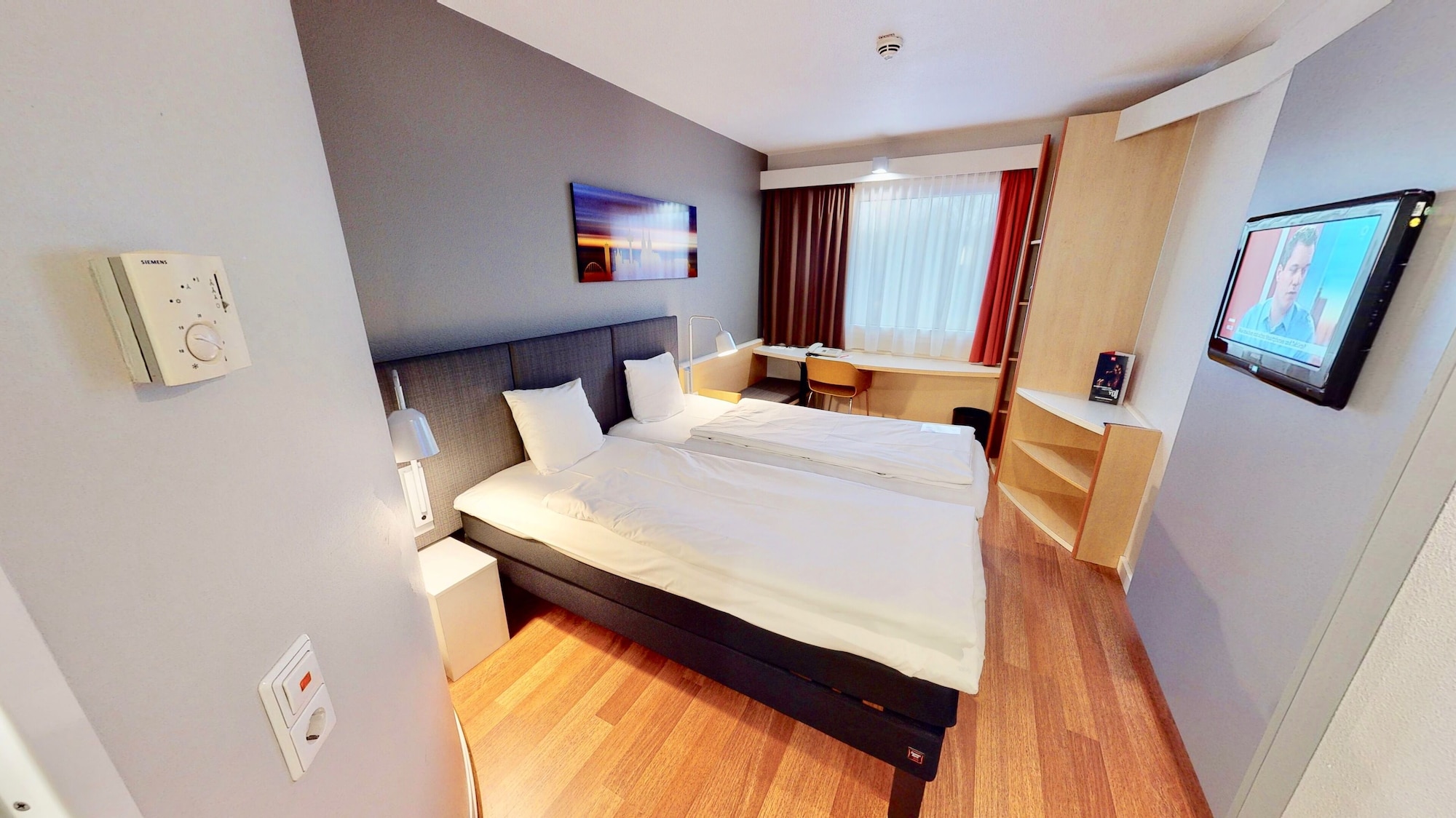ROOM, TWIN BEDS