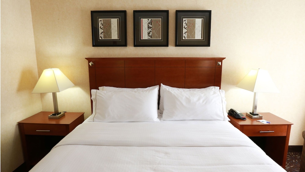 Holiday Inn Express Hotel Suites West Chester 16/76