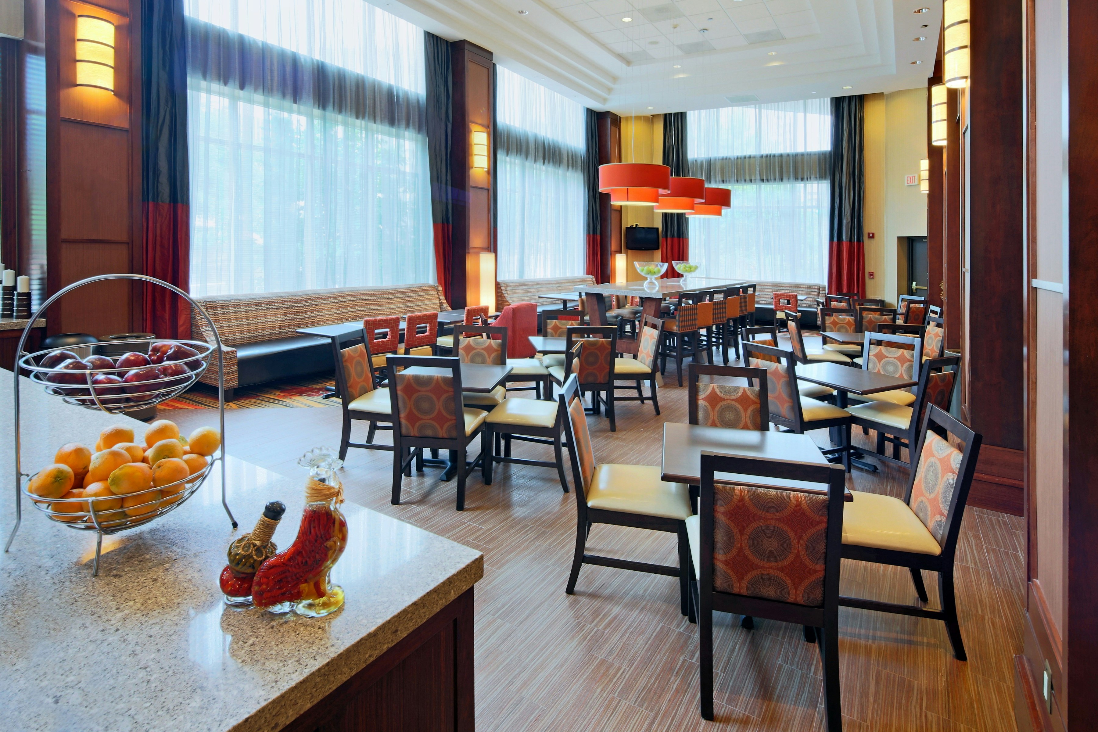 Hampton Inn & Suites Arlington Crystal City DCA 48/64