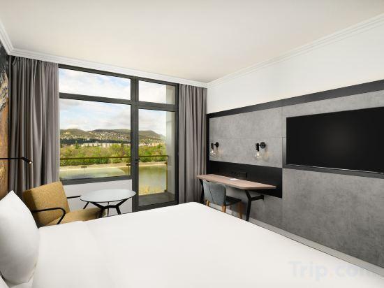 Plus, Premium, Queen Bed