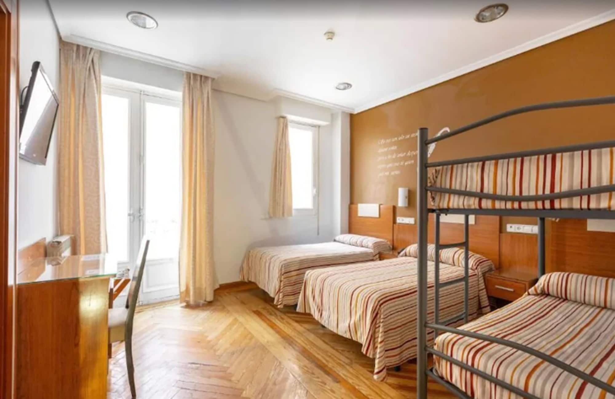 ROOM, QUADRUPLE