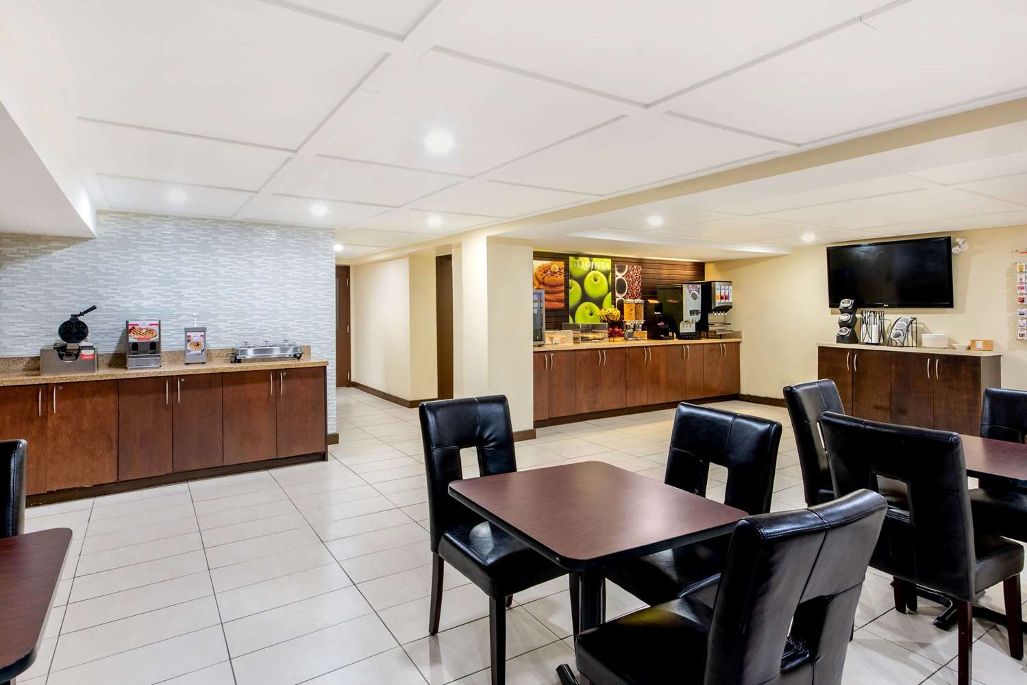 La Quinta Inn & Suites by Wyndham Oshawa 31/48