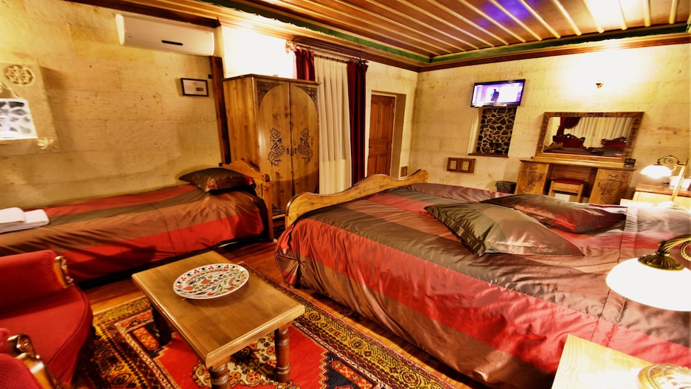 Harman Cave Hotel 52/78