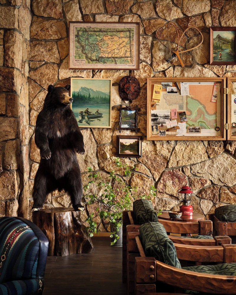Field & Stream Lodge Bozeman 25/53