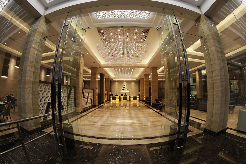 Pyramid Suites 5/54