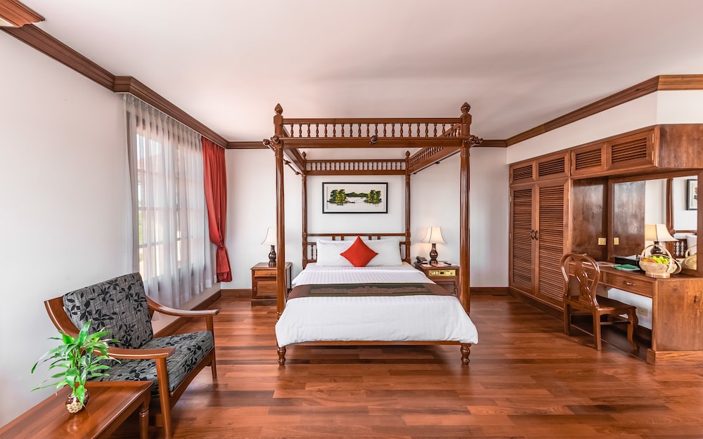 Royal Crown Hotel & Spa 18/70