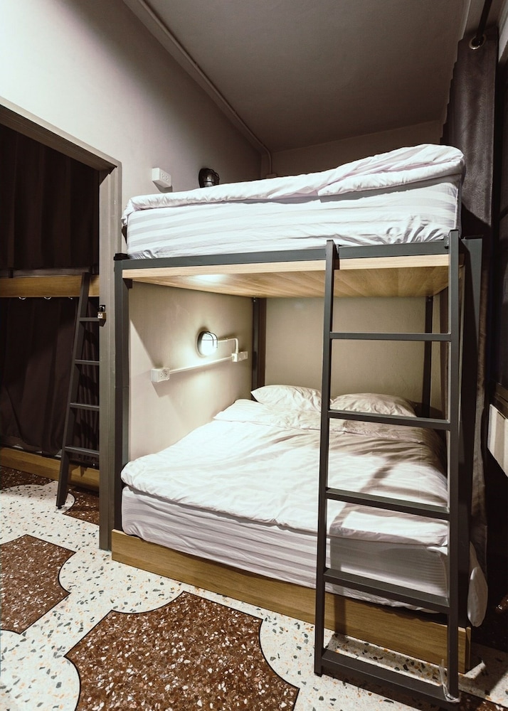 Merge Hostel 33/53