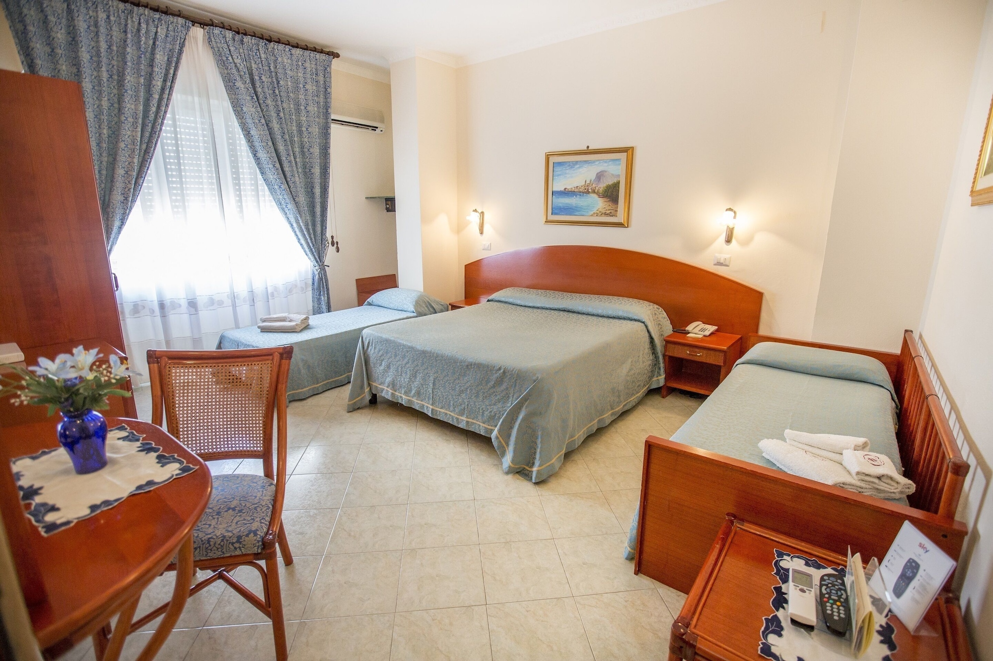 ROOM, QUADRUPLE