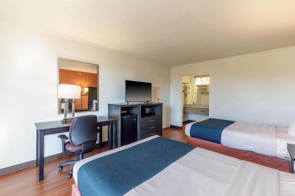Room, 2 Double Beds, Motel6 Dumfries, VA 7/9
