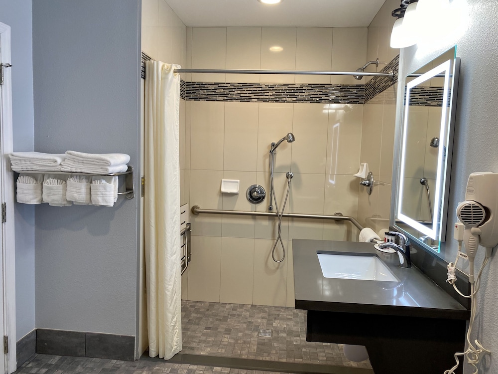 Super 8 By Wyndham Monterey/Carmel 14/48