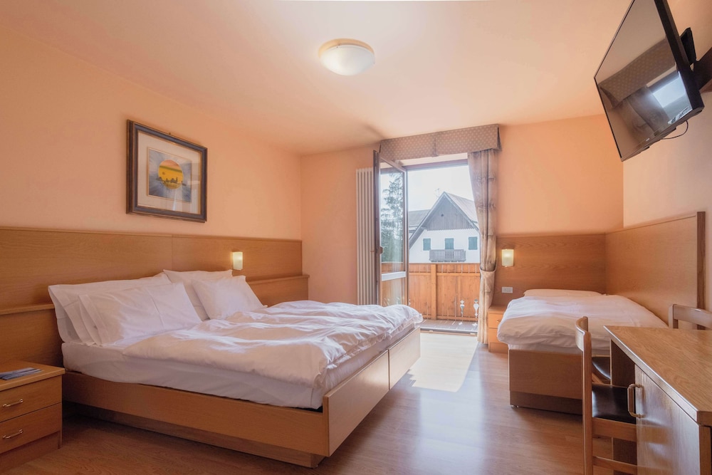 Standard, 1 Queen and 1 Single Bed, Convertible Double Bed, Mountain View, Balcony